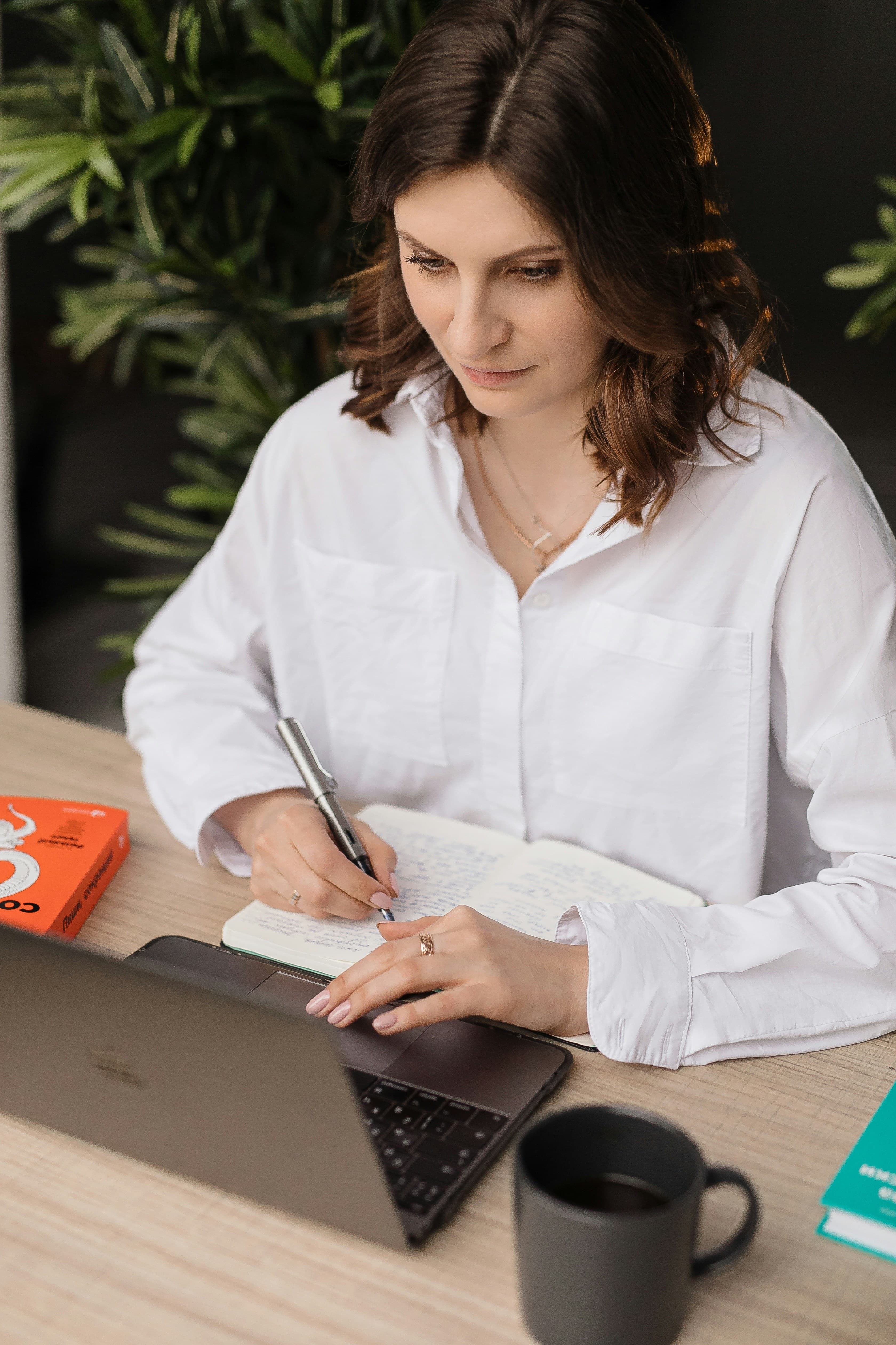 Mujer trabajando en remoto